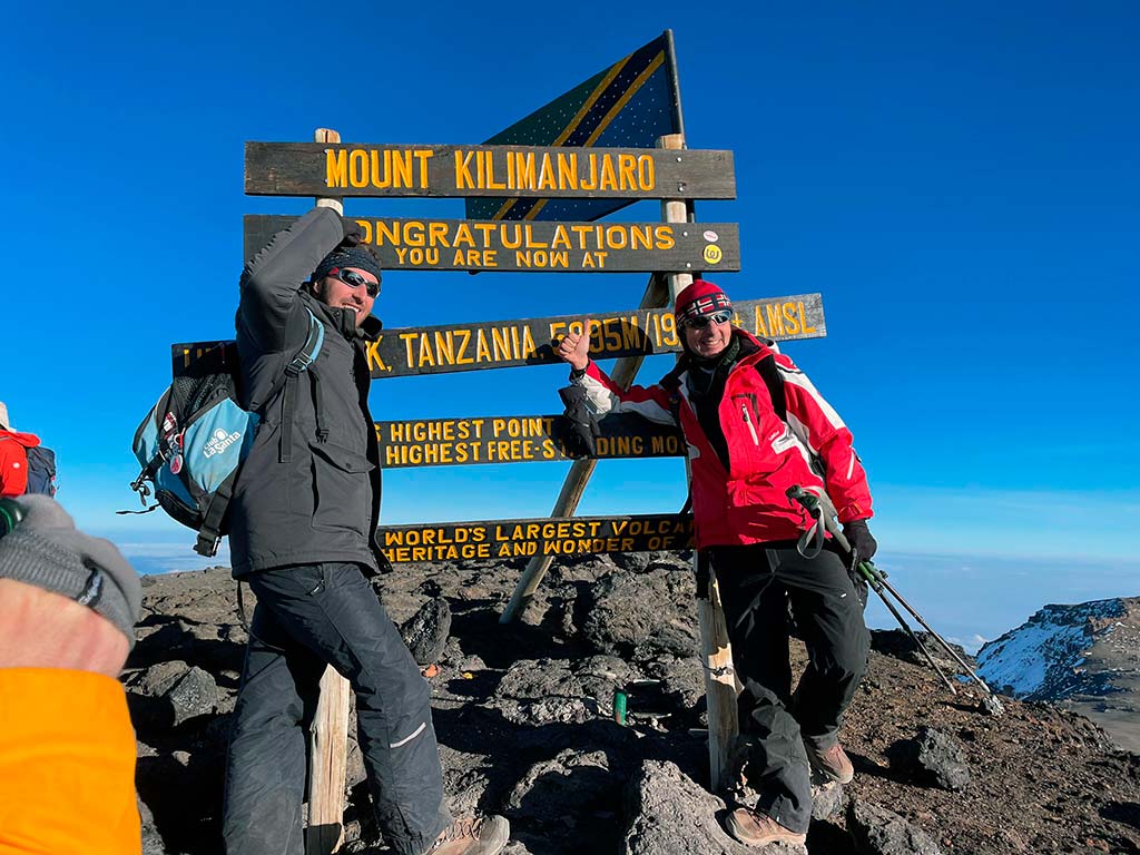alvaro en la cima del kilimanjaro