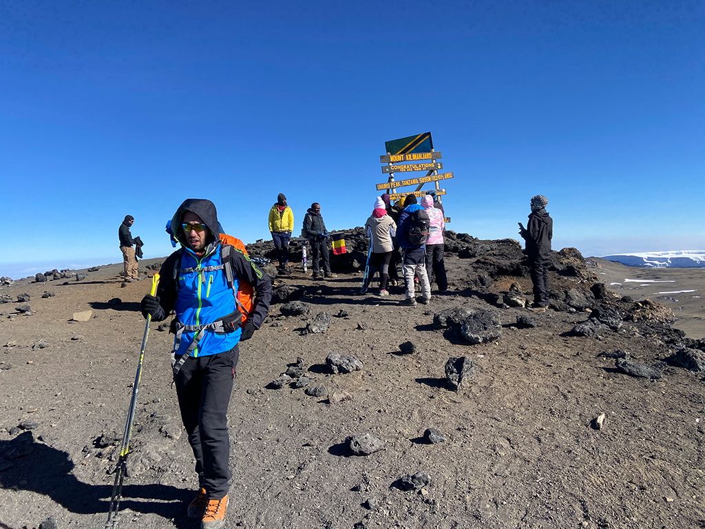 Angel Antolin en la cima del Kilimanjaro