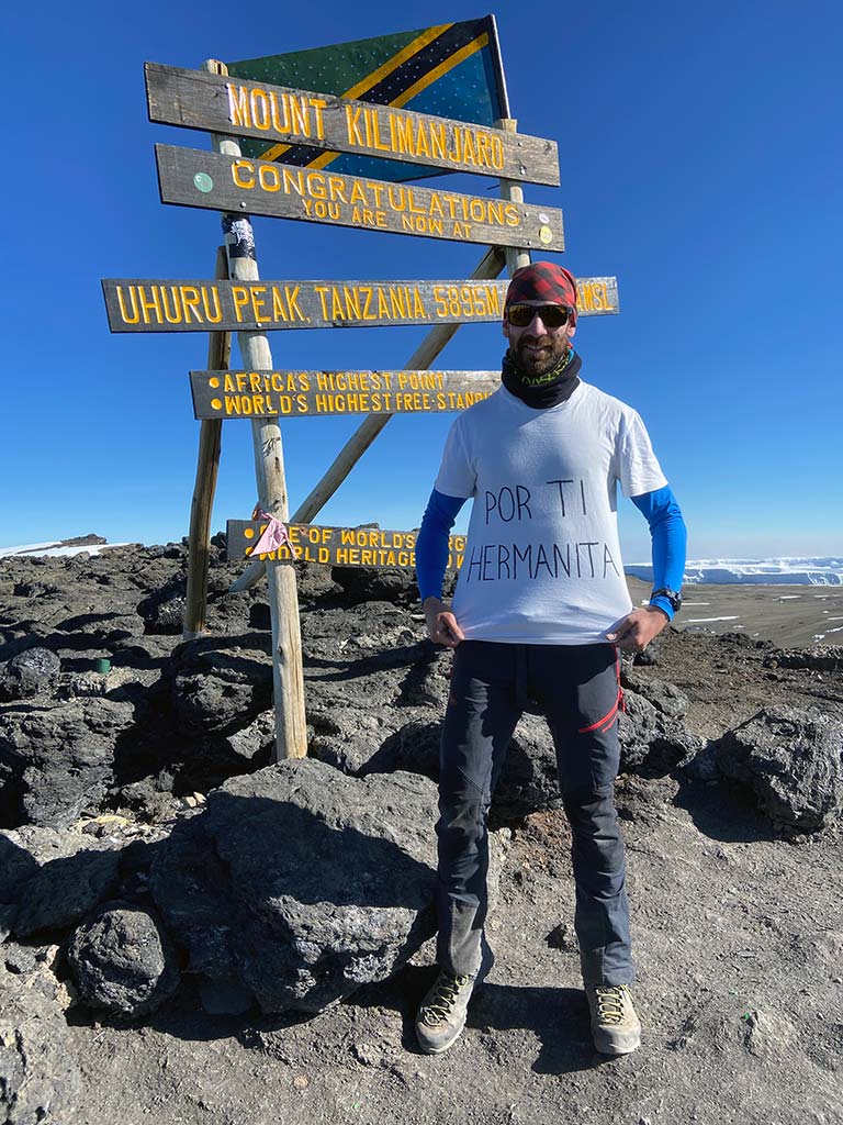 Arturo Carvajal en la cima del monte Kilimanjaro