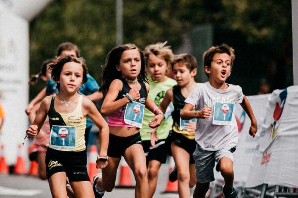 Niños corriendo la Milla Madrid, evento solidario con El Poder del Chándal