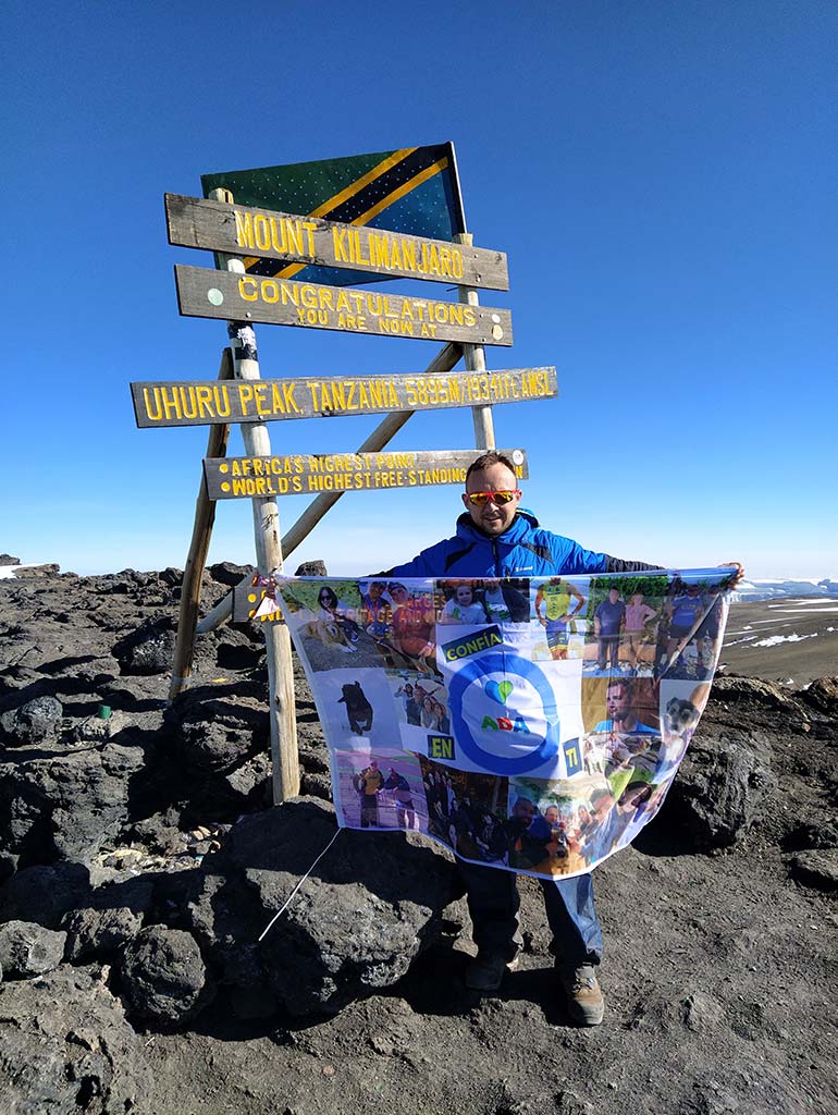 José Luis Sánchez en la cima del Kilimanjaro